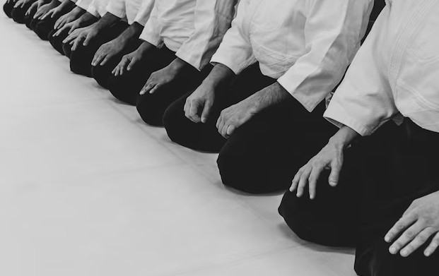 Aikidokas en posición Seiza